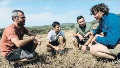  ?? ARCHIVO ?? Darren Doherty y sus socios de Agrarian Managers estudian el suelo de secano de Son Felip