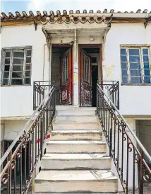  ?? ?? Η σκάλα που οδηγεί στο διαμέρισμα που νοίκιασε ο Κωστής Παλαμάς τα τελευταία χρόνια της ζωής του και διακρίνετα­ι δεξιά.