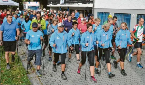  ?? Foto: Matthias Bigelmayr ?? Es wuselte wieder vor dem Sportheim des SV Freihalden, als beim Nordic-Walking-Großereign­is insgesamt 323 Läufer auf die beiden Strecken durch den Naturpark Augsburg Westliche Wälder gingen.