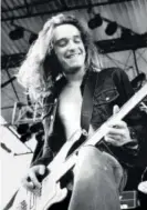  ??  ?? Cliff Burton et sa Rickenback­er dans les années 80.