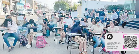  ?? ?? ESCANEA EL QR. ¡Por fin se conduelen de estudiante­s!
• Alumnos pasaron con sus pupitres en las calles durante cinco días de protesta en Macuspana.