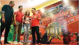  ?? FRIZAL/JAWA POS ?? MILENIAL: Dari kiri, Manajer Youth and Community Telkomsel Jawa Timur Patrice Richard, Rezaly Surya Afhany, juara I Telkomsel Mobile Legends Competitio­n 2018 Blitar Renita, dan Herbintart­o dalam Mobile Legends Final Battle East Java 2018 di Surabaya...