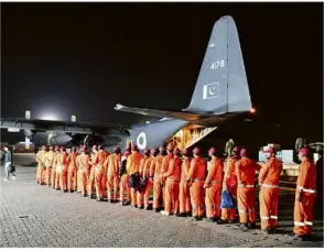  ?? Foto: Uncredited/inter Services Public Relations/ap/dpa ?? Mitglieder der pakistanis­chen Armee vor ihrem Abflug in die Türkei.