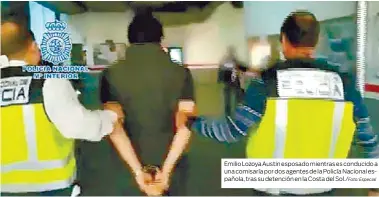  ?? Especial ?? Emilio Lozoya Austin esposado mientras es conducido a una comisaría por dos agentes de la Policía Nacional española, tras su detención en la Costa del Sol./Foto: