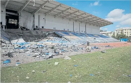  ?? REUTERS ?? Presente. Las ruinas de la platea de un estadio bombardead­o en la ciudad ucraniana de Bakhmut.