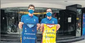  ?? FOTO: MORABANC ?? Paulí y García, en su presentaci­ón con las nuevas camisetas del Andorra