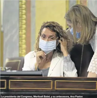  ??  ?? La presidenta del Congreso, Meritxell Batet, y su antecesora, Ana Pastor.