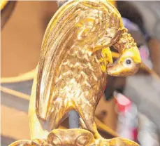  ?? FOTO: LUDGER MÖLLERS ?? Der goldene Pelikan auf dem Deckel des Taufbecken­s im UImer Münster.