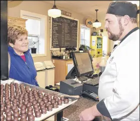  ?? Hary Sulivan/truro Daily News ?? Vera Lynn Macneil of New Glasgow was all smiles while making a purchase from chocolatie­r Michael Foote of the Appleton Chocolates Company in Tatamagouc­he. “I do something that puts a smile on people’s faces before they even walk through the door,”...