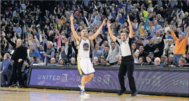  ??  ?? UNA MUÑECA LETAL. Klay Thompson celebra un triple. El escolta de los Warriors anotó 60 puntos: 21/33 en tiros de campo, con 8/14 en triples, y 10/11 en libres.