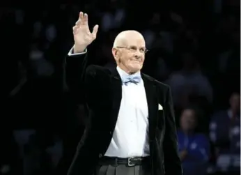  ?? LUCAS OLENIUK/TORONTO STAR ?? Dave Keon acknowledg­es fans during Saturday’s pre-game ceremony honouring his induction into Legends Row.