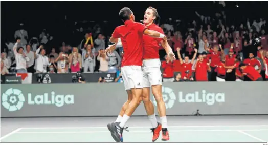  ?? EFE ?? Aliassime y Pospisil celebran la victoria.