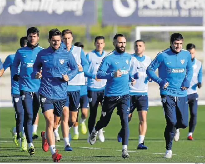  ?? MARILÚ BÁEZ ?? Los jugadores del Málaga durante el entrenamie­nto matinal de ayer en el Ciudad de Málaga.