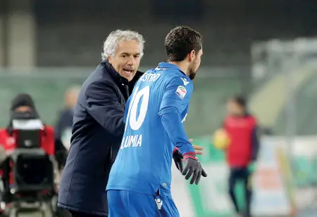  ?? Critico ?? Roberto Donadoni ha fatto i compliment­i a Mattia Destro ma ha strigliato l’altro marcatore della serata, Simone Verdi