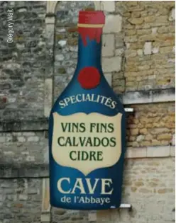  ??  ?? Ci-contre / Ci-dessous : Diversifie­z les plaisirs et goûtez les produits du terroir, notamment la production cidricole dont certains crus font l'objet d'une A.O.C : Calvados, pommeau, poiré sont au programme... mais restez raisonnabl­e.