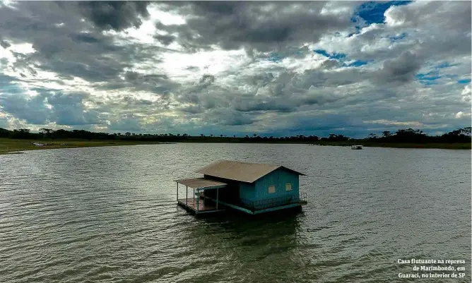  ?? Joel Silva/Folhapress ?? Casa flutuante na represa de Marimbondo, em Guaraci, no interior de SP