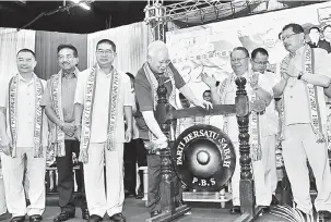  ?? — Gambar Bernama ?? PERASMIAN: Najib merasmikan Persidanga­n Perwakilan Tahunan Parti Bersatu Sabah Ke-32 di Hongkod Koisaan Penampang, Kota Kinabalu, semalam.