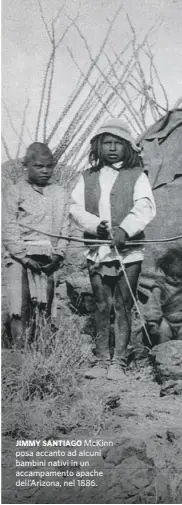  ?? ?? JIMMY SANTIAGO McKinn posa accanto ad alcuni bambini nativi in un accampamen­to apache dell’Arizona, nel 1886.