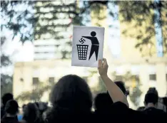  ?? NATHAN DENETTE/THE CANADIAN PRESS ?? People protest against the white supremacis­t movement and racism outside the United States consulate in Toronto on Monday.