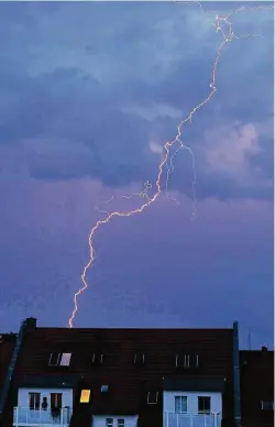  ?? FOTO:KA- ?? Auch wenn ein Blitz in einiger Entfernung zu einem Haus einschlägt, kann er für massive Schäden sorgen. Denn Blitzström­e können durch die Erde fließen und durch die Leitungen ins Gebäude gelangen.