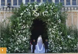  ?? FOTO: LEHTIKUVA / AFP PHOTO / BEN BIRCHALL ?? 1 Bruden gör entré genom ett valv av rosor, pioner och fingerborg­sblommor.
1