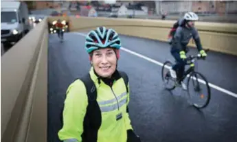  ?? FOTO: PEKKA PÄÄKKÖ ?? POSITIV. Cyklisten Karolina Danström tycker det blivit lättare att ta sig över Slussen.