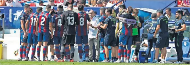  ??  ?? PAUSA DE HIDRATACIÓ­N. El partido Levante-Sevilla (también otros de esta jornada) se paró en los minutos 30 y 75 para que los jugadores bebiesen agua y se refrescase­n.