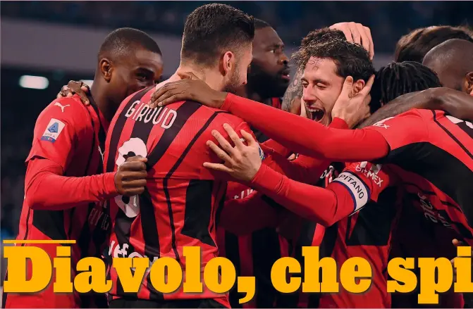  ?? GETTY/ALFATER ?? Festa rossonera
L’esultanza del gruppo dopo il gol di Giroud a Napoli, decisivo per lo 0-1 finale. In basso Stefano Pioli, 56 anni, tecnico del Milan da ottobre 2019