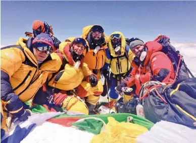  ??  ?? Uno de los momentos cúlmines en la vida de Laly Ulehla (segunda desde la izquierda): en el Everest, la montaña más alta del Planeta (8848 m). Entre sus compañeros de aventura, estuvo el actor Facundo Arana. Abajo, Laly posando con el Everest de fondo.