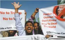  ?? FAREED KHAN ASSOCIATED PRESS ?? Des manifestan­ts sont descendus dans les rues de Karachi, mardi, pour protester contre le tweet du président américain.