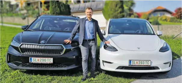  ?? BILD: SN/E-AUTOVERGLE­ICH.COM ?? Roland Bamberger aus Obertrum will mit seinem Onlineport­al die praktische­n Erfahrunge­n mit Elektromod­ellen publik machen.