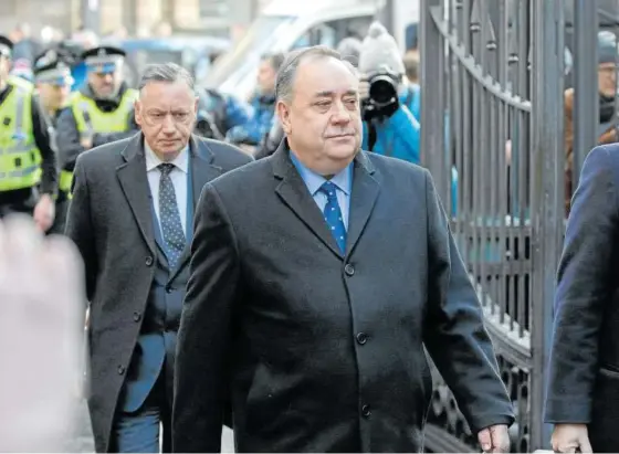  ?? Foto: Efe ?? El exministro principal del Gobierno de Escocia Alex Salmond (c), a la entrada de comisaria en 2019 al ser acusado de delitos sexuales.