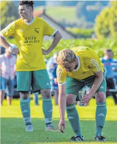  ?? FOTO: FLORIAN WOLF ?? Der Eglofser Fabian Meroth räumt die Scherben nach einem Weizenglas­Wurf aus dem Vogter Fanblock vom Spielfeld