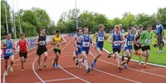  ?? Foto: Hans Pohl ?? Tobias Gröbl (dritter Starter von rechts) gewann souverän den 5000 Meter Wettbe werb beim 7. Woha Intersport Sprint und Laufmeetin­g.