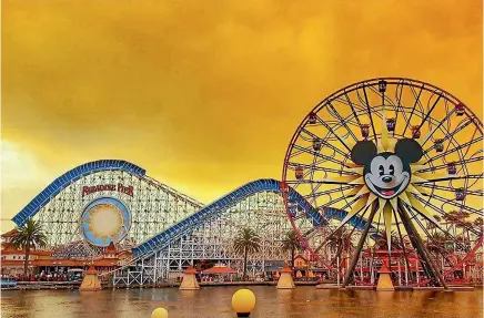  ?? PHOTO: REUTERS ?? The smoke-filled sky above Disneyland in Anaheim turns orange as the wildfires continue to rage in California.