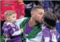  ??  ?? El beso del hijo de Ramos.