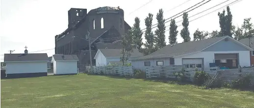  ?? Acadie Nouvelle: Vincent Pichard ?? Depuis l’incendie qui l’a ravagée fin juin, l’église de Bas-Caraquet n’est plus qu’une structure en pierres inaccessib­le et en ruines.