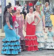  ??  ?? Women and girls at La Feria