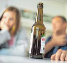  ?? FOTO: ALEXANDER HEINL/DPA ?? Ein Mann aus dem Raum Sigmaringe­n spricht über seine Alkoholabh­ängigkeit.