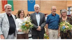  ?? Foto: Klaus-dieter Kirschner ?? Volker Jäger (links) und Franz Nerad (2 v. rechts) bei der offizielle­n Verabschie­dung in Dettingen.