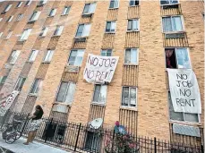  ?? /GETTY IMAGES ?? Inquilinos de un edificio de Washington DC cuelgan carteles de sus ventantas: ‘No trabajo, no renta’.