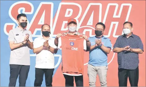  ?? ?? Hajiji shows the Sabah FC jersey at the launch of Sabah FC team kit on Saturday. — Bernama photo