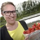  ?? Bild: ANNIKA KARLBOM ?? PREMIÄR. Smaken av jordgubbar sommarkäns­la deluxe, tycker Caroline Krönander.