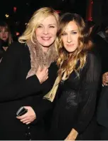  ?? BRYAN BEDDER/GETTY IMAGES/AFP ?? MASA LALU: Kim Cattrall (kiri) dan Sarah Jessica Parker masih tampak akrab pada 2009.