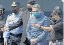  ?? AP ?? JUICIO. Juan Orlando Hernández, durante su traslado a EU en 2022, está a la espera de su condena de la justicia por cargos de narcotráfi­co.