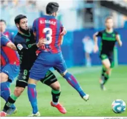  ?? JUAN HERRERO / EFE ?? Bigas intenta frenar a Fekir en el Eibar-Betis de la pasada temporada.