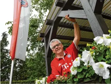  ?? Foto: Marcus Merk ?? Rudi Tausend ist Ehrenpräsi­dent des FC Bayern Fanklubs „Red White Glammhogga“aus Gablingen, der sich seit Jahren für krebskrank­e Kinder einsetzt.
