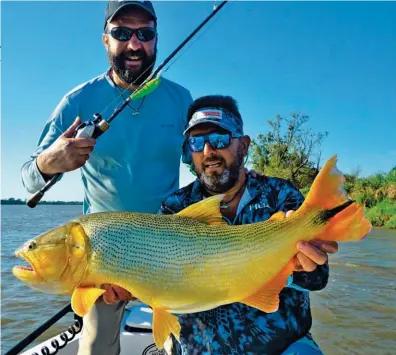  ??  ?? Matías Sulpis y Juan Pablo con lindo dorado pescado con un Bendy flúo. Además de un curioso lenguado obtenido con glidding.