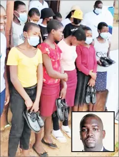  ?? (Pics: Kwanele Dlmini) ?? Acting Magistrate Innocent Motsa’s (inset) foundation donated shoes to pupils of Mphembekat­i Primary School.