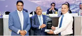  ?? ?? Assistant General Manager Europe and Mediterran­ean Sector Kirk Baldsing receives Best Customer Service Provider award from Sri Lanka Ports, Shipping and Aviation Ministry Secretary K.D.S. Ruwanchand­ra
